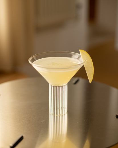 martini sans alcool gin pomme cocktail délicieux posé sur une table