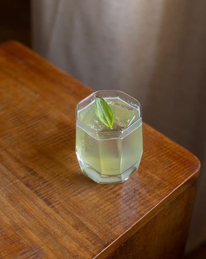 Recette basil smash cocktail gin sans alcool ingrédients menthe feuilles basilic vert jus de citron sirop de sucre pilon verre tumbler meyer eau gazeuse 