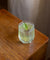 Recette basil smash cocktail gin sans alcool ingrédients menthe feuilles basilic vert jus de citron sirop de sucre pilon verre tumbler meyer eau gazeuse 