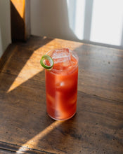 Recette bloody mary cocktail sans alcool jus de tomate ingrédients vodka gouttes de tabasco jus de citron boisson femme poivre sel goût 