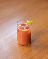 Recette bloody mary cocktail sans alcool jus de tomate ingrédients vodka gouttes de tabasco jus de citron boisson femme poivre sel goût 
