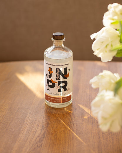 JNPR n°1 packshot meilleur gin sans alcool posé sur une table