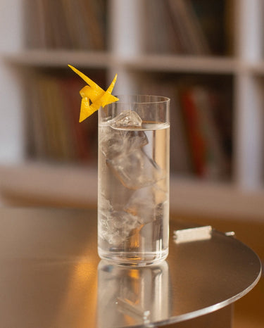 Gin sans alcool posé sur une table