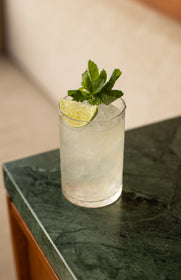 moscow mule sans alcool cocktail délicieux posé sur une table gin de la marque JNPR