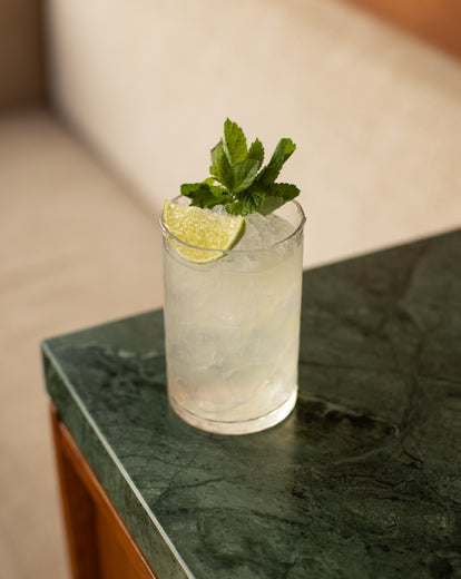 moscow mule sans alcool cocktail délicieux posé sur une table gin de la marque JNPR