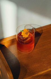Recette variante du negroni cocktail sans alcool amer campari glaçons gin zeste de citron vermouth rouge goût martini cocktail italien 