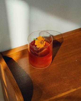 Recette variante du negroni cocktail sans alcool amer campari glaçons gin zeste de citron vermouth rouge goût martini cocktail italien 